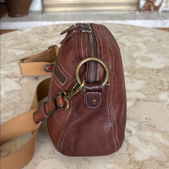 Roots Leather Vintage Crossbody Bag - Picture 6 of 16